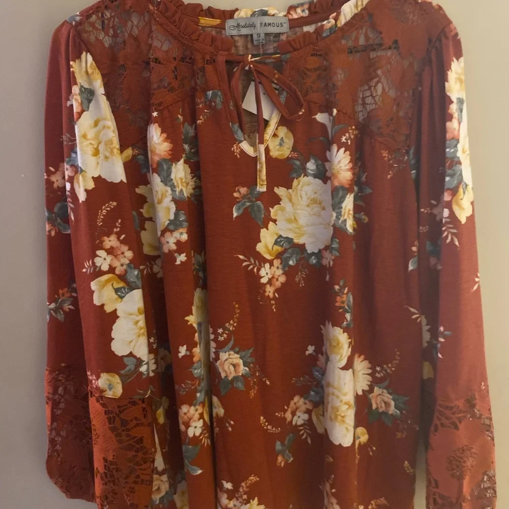 Absolutely famous top with lace - Picture 1 of 5